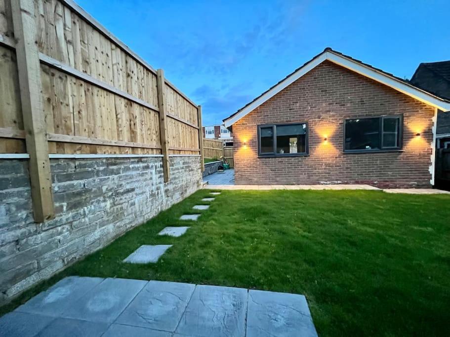 Modern Bungalow In Good Location Aberdulais Екстериор снимка