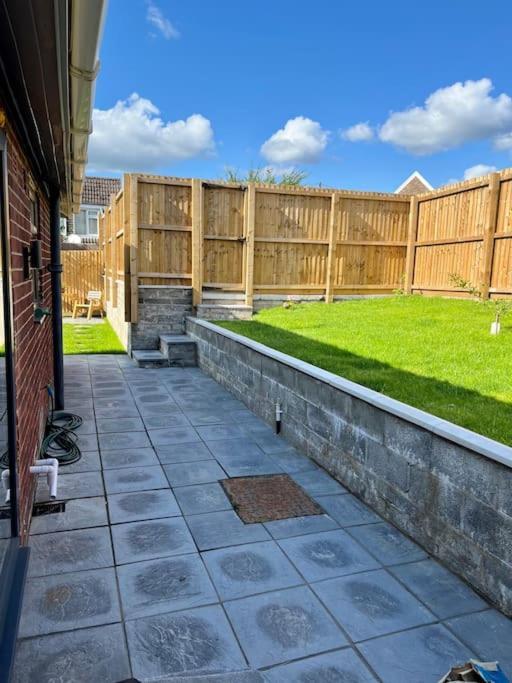 Modern Bungalow In Good Location Aberdulais Екстериор снимка