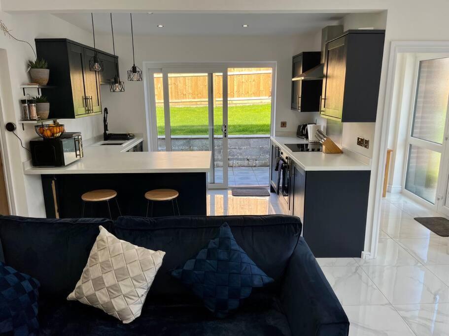 Modern Bungalow In Good Location Aberdulais Екстериор снимка