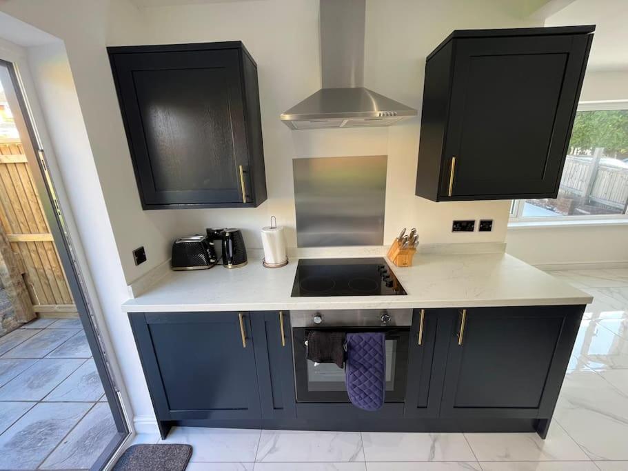 Modern Bungalow In Good Location Aberdulais Екстериор снимка