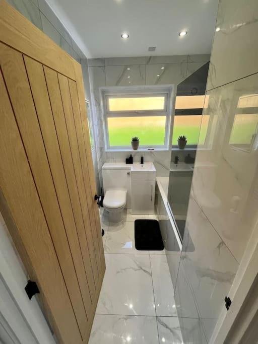 Modern Bungalow In Good Location Aberdulais Екстериор снимка