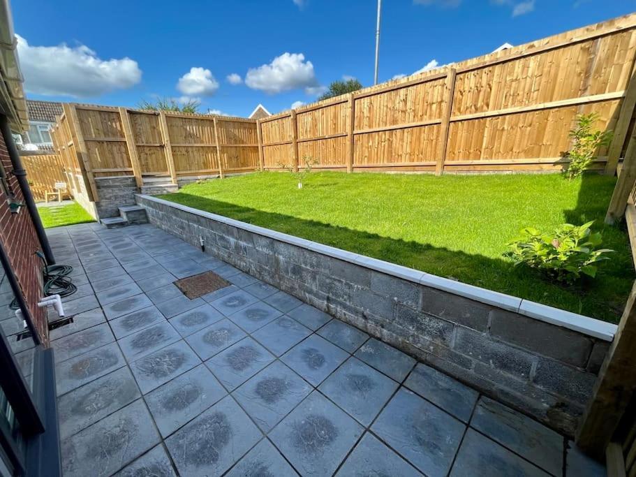 Modern Bungalow In Good Location Aberdulais Екстериор снимка